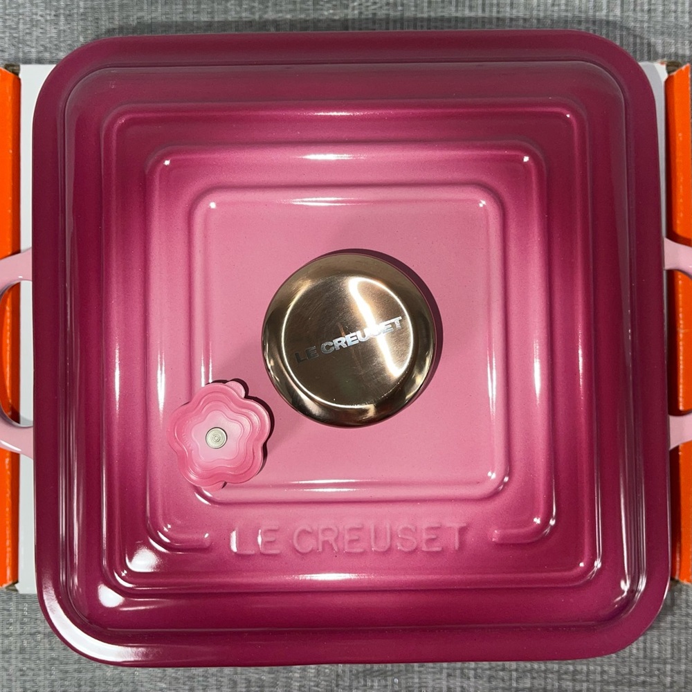 Le Creuset Square Signature Cocotte w/ Free Gift
